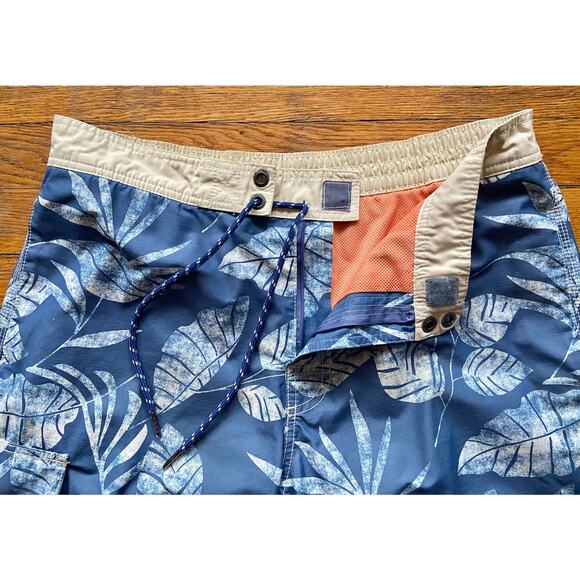 TOMMY BAHAMA Relax Blue/White Floral Cargo Swim Shorts sz M - Picture 3 of 12